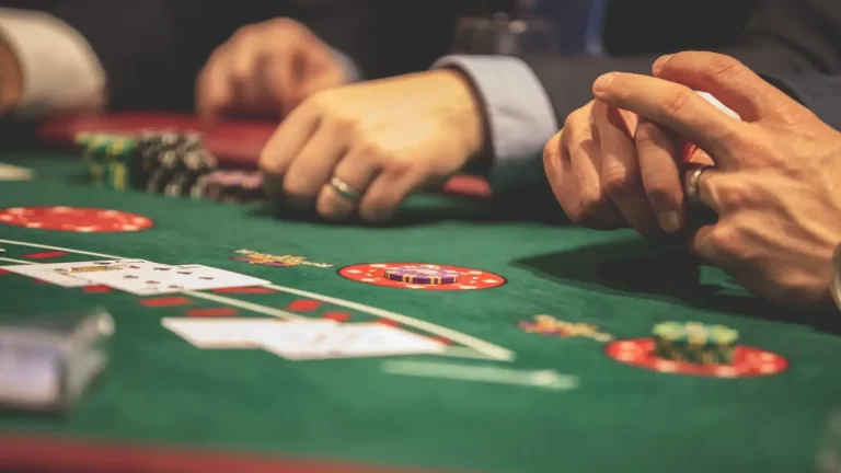 Ce semnificație are termenul Flat la Poker?